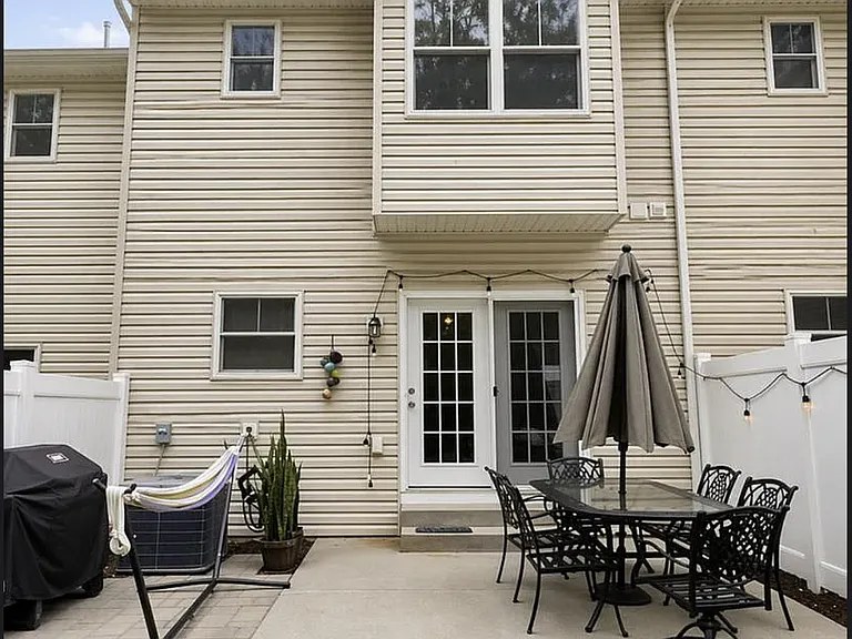 2238 Deyerle Ave — Photo 12