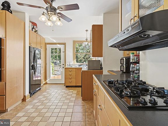 4th image of 4413 Maple Ave