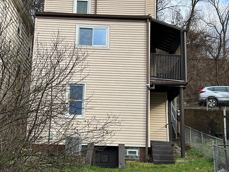 521 Ridge Ave — Photo 3