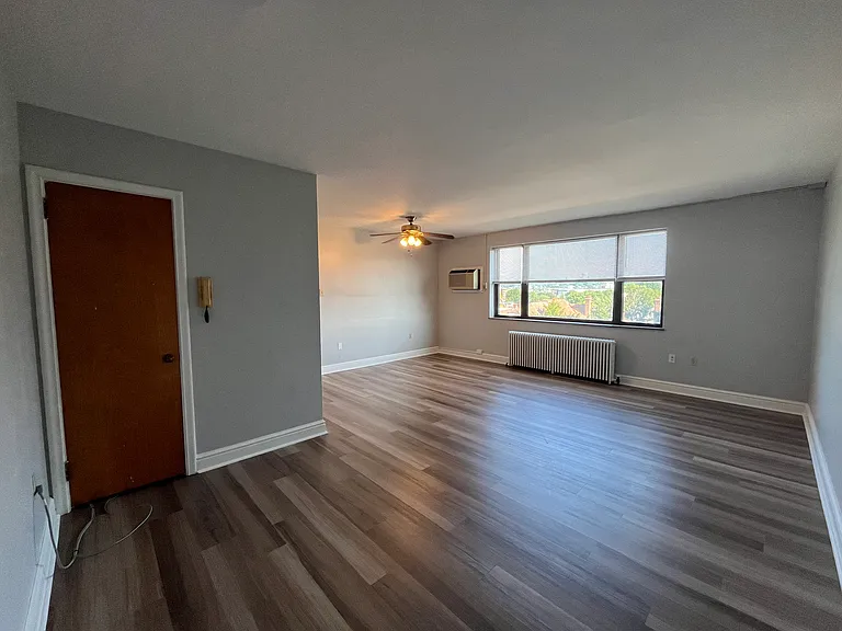 Royal Gardens Apartments — Photo 24