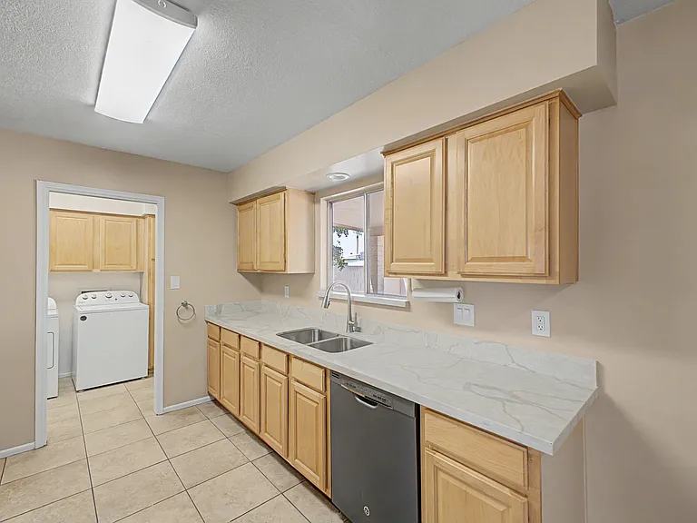 1324 W 12th St — Photo 7