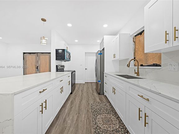4th image of 1014 W 66th St