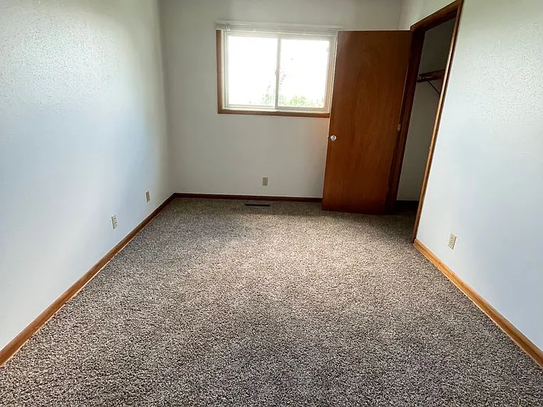 2332 S Duluth Ave — Photo 9