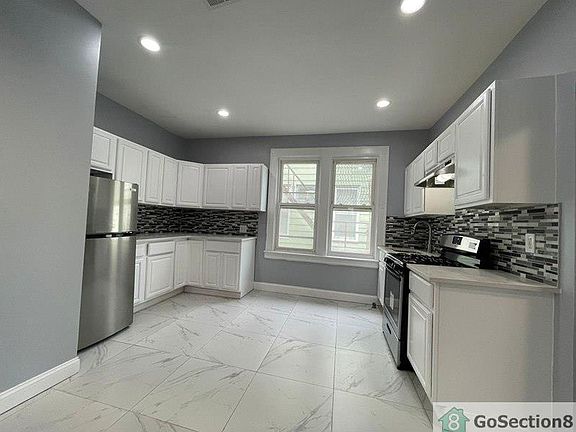 4th image of 356 Leslie St Floor 2
