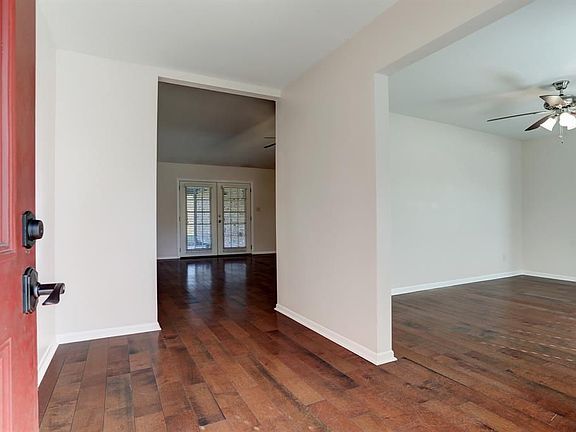 3rd image of 909 Merriman Ct