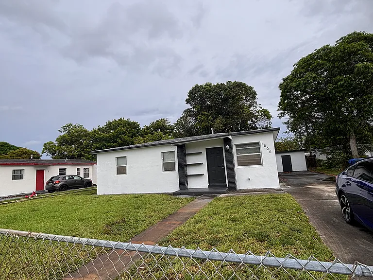 1600 NW 13th Ct — Photo 2