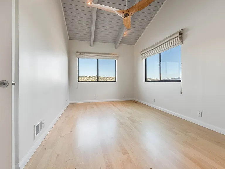 363 E Strawberry Dr — Photo 28