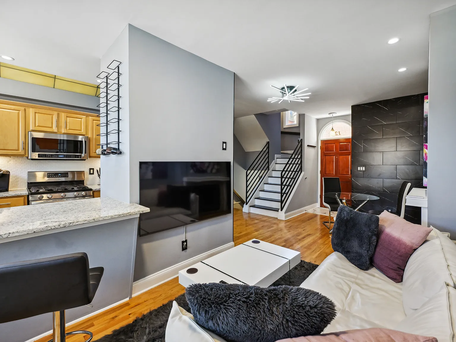 2 bed, 2.5 bath, 1250 sqft, $3,695 — Photo 2