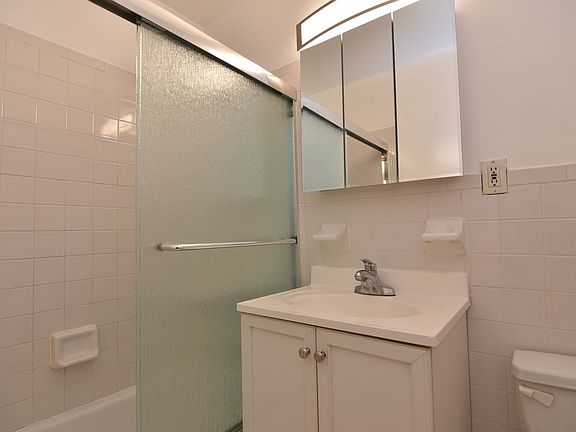 5th image of 305 E 95th St APT 4G