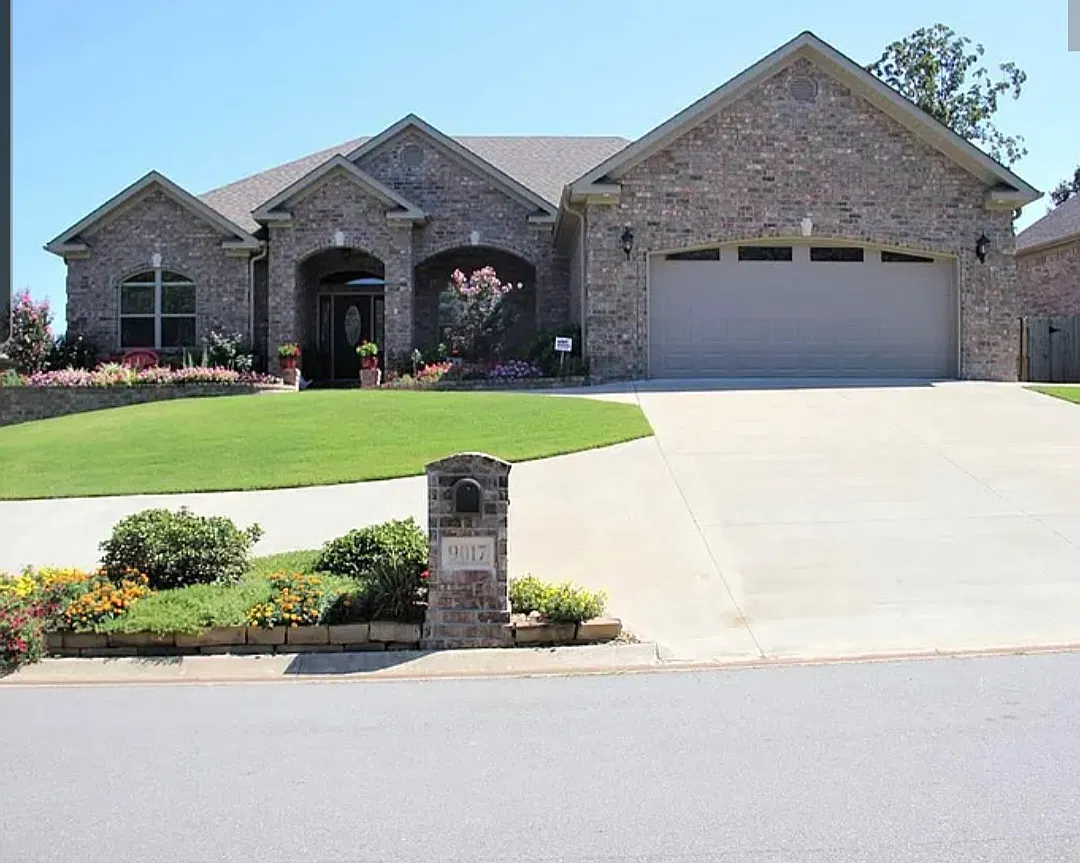 4 bed, 2324 sqft, $2,895 — Photo 1