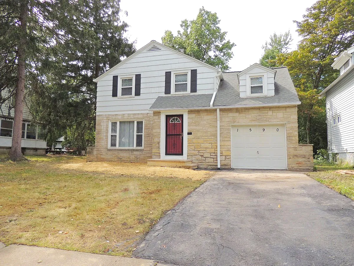 1590 Maple Rd photo 1