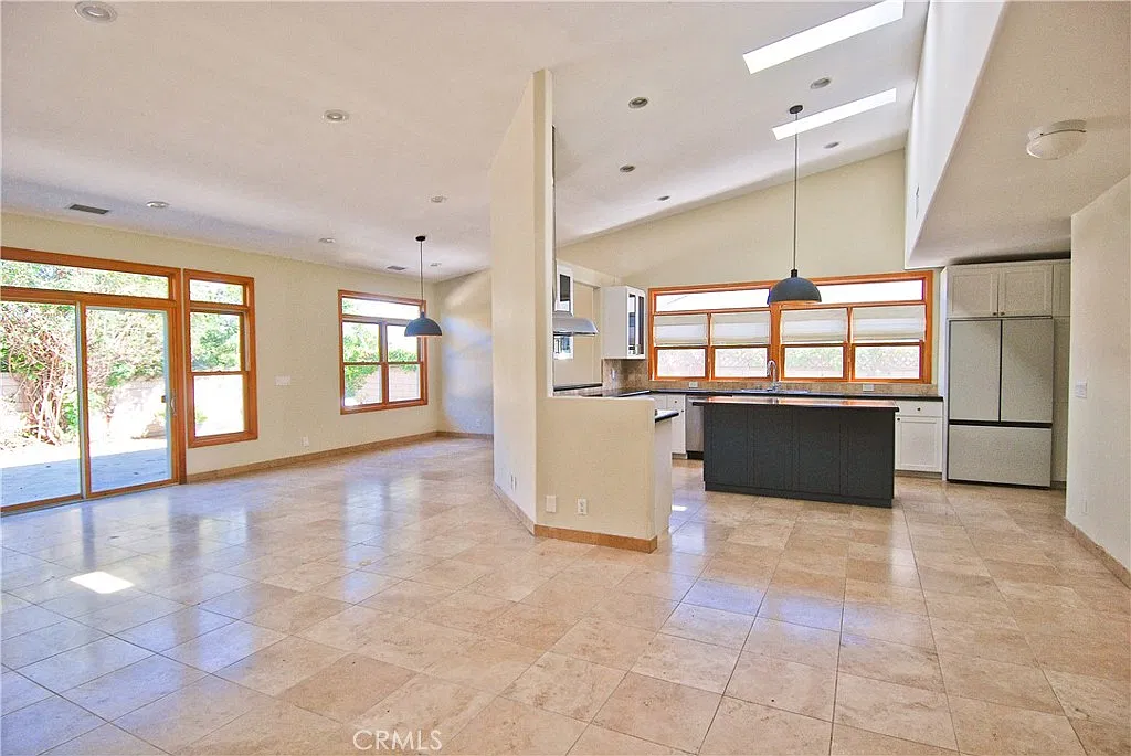 3 bed, 2.5 bath, 1695 sqft, $5,000 — Photo 3