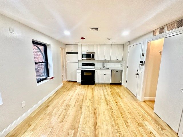 1st image of 25 Fleet St #3