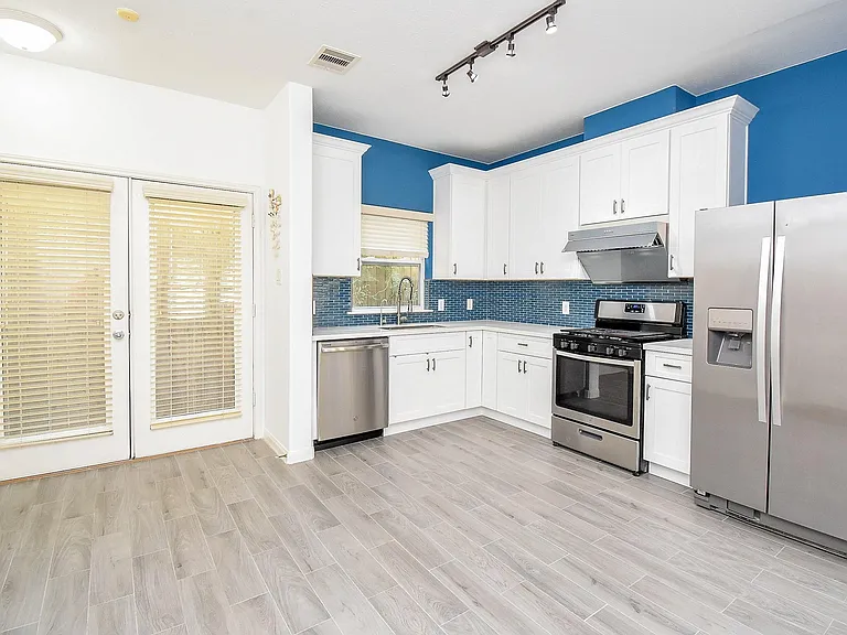 2202 Naomi St #3 — Photo 10