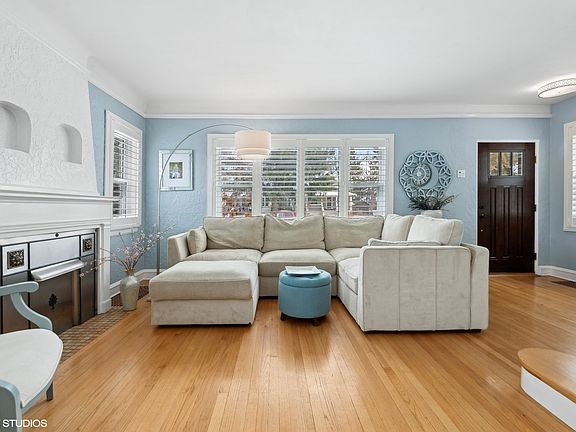 3rd image of 942 Forest Ave