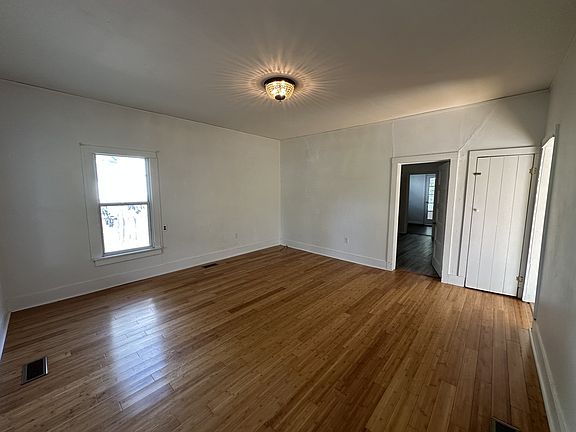 2nd image of 104 Knob Hill Rd