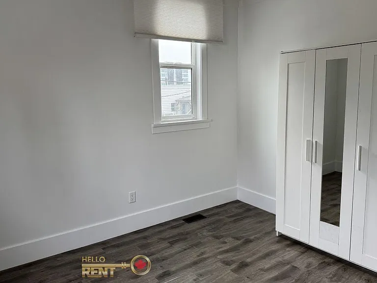 130 Lonsdale Ave #101 — Photo 8