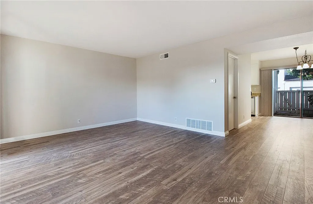 3 bed, 2.5 bath, 1447 sqft, $3,900 — Photo 2