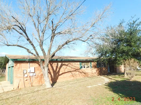 210 W White St, Dilley, TX 78017