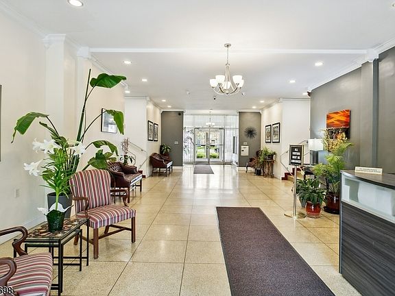 3rd image of 926 Bloomfield Ave #6C