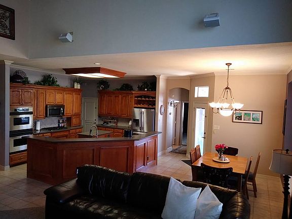 Open concept w/Eat-in area