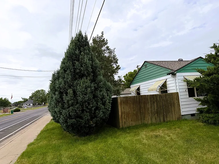 2304 W 6th St — Photo 8
