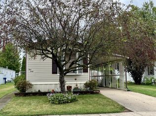 940 Springdale Ln, Dekalb, IL 60115