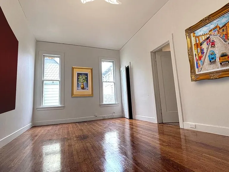 708 York St — Photo 6