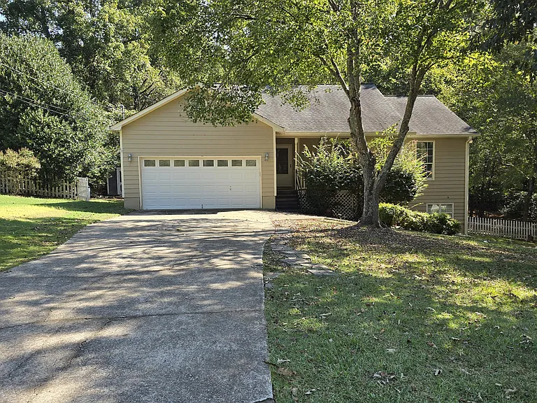 180 Pinewood Dr — Photo 1