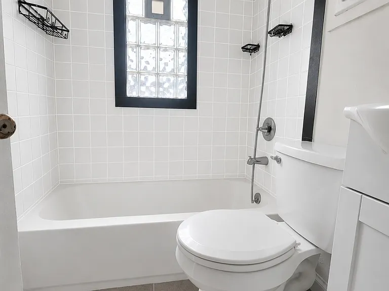 806 W 5th St #1 — Photo 7