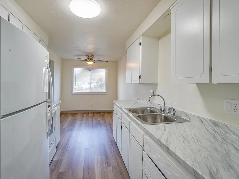 Westwood Apartments ** On-site Laundry Facilities, Off-Street Parking & Private Patio or Balcony — Photo 20