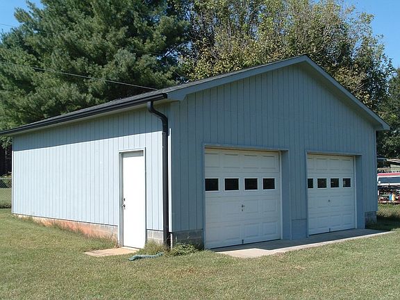 3rd image of 412 Sycamore Cir