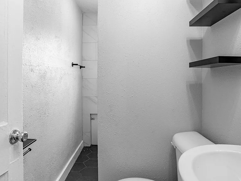 2401 Dartmouth Ave N #B — Photo 23