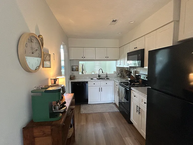 1318 Damyien Arch — Photo 11