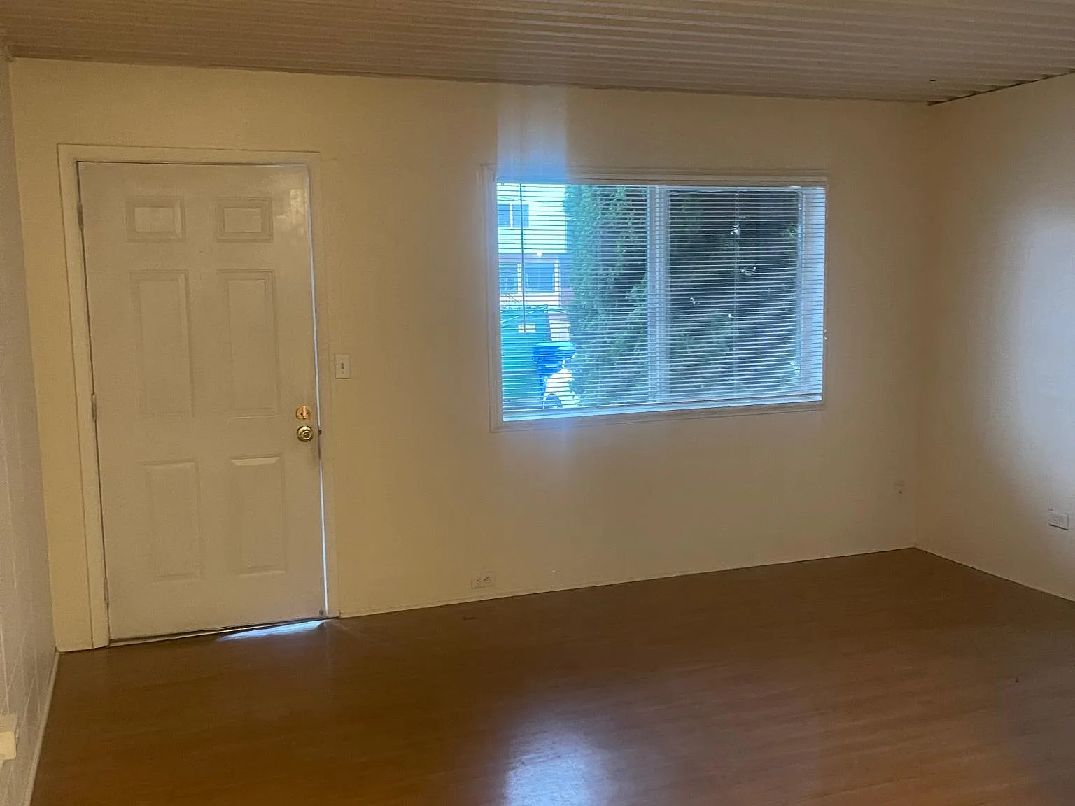 1 bed, 700 sqft, $1,050 — Photo 2