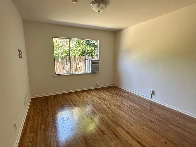 2232 N Beachwood Dr #7 — Photo 10