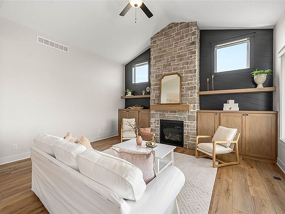 3rd image of 415 NW Ashley Cir