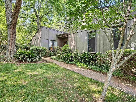 3rd image of 135 Ingleoak Ln