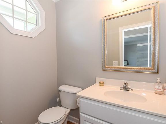 5th image of 303 Lucas Park Dr