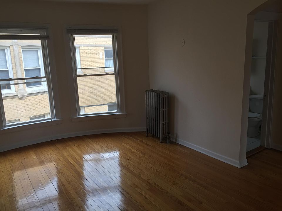 1st image of 2625 W Farragut Ave
