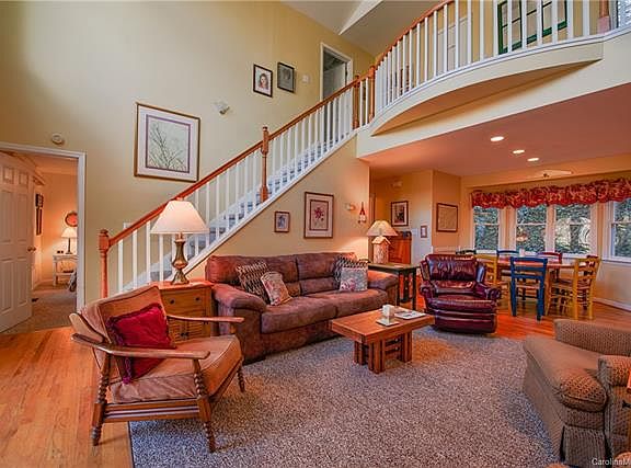 2nd image of 306 Cokesbury Cir