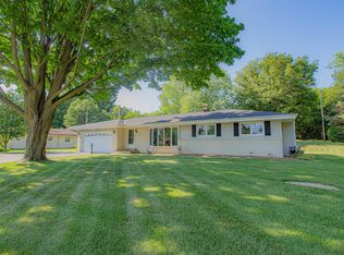 22174 W Valley Rd, Waukesha, WI 53186