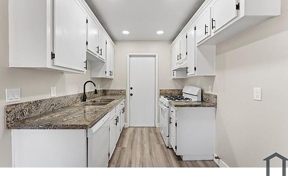 3rd image of 2020 La Mesa Ct