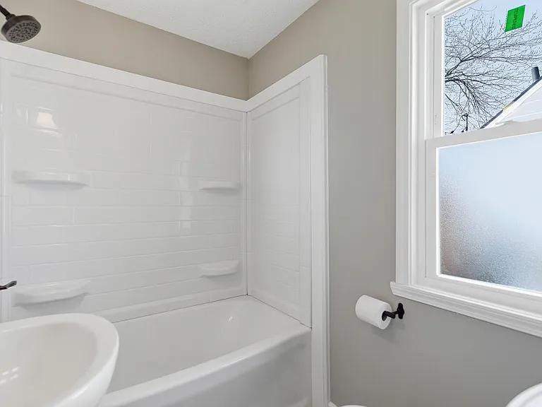 411 W Bernhard Ave — Photo 8