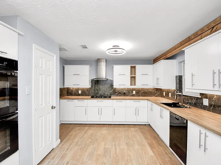 17903 Nanes Dr — Photo 25