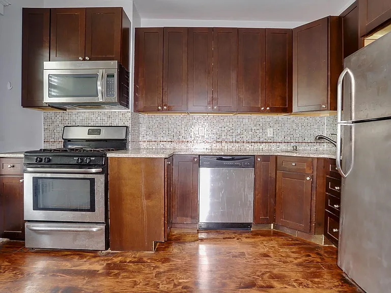 12 Romaine Ave — Photo 9