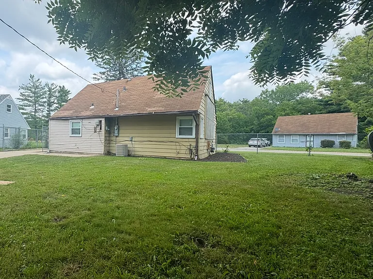 21 Apache St — Photo 16