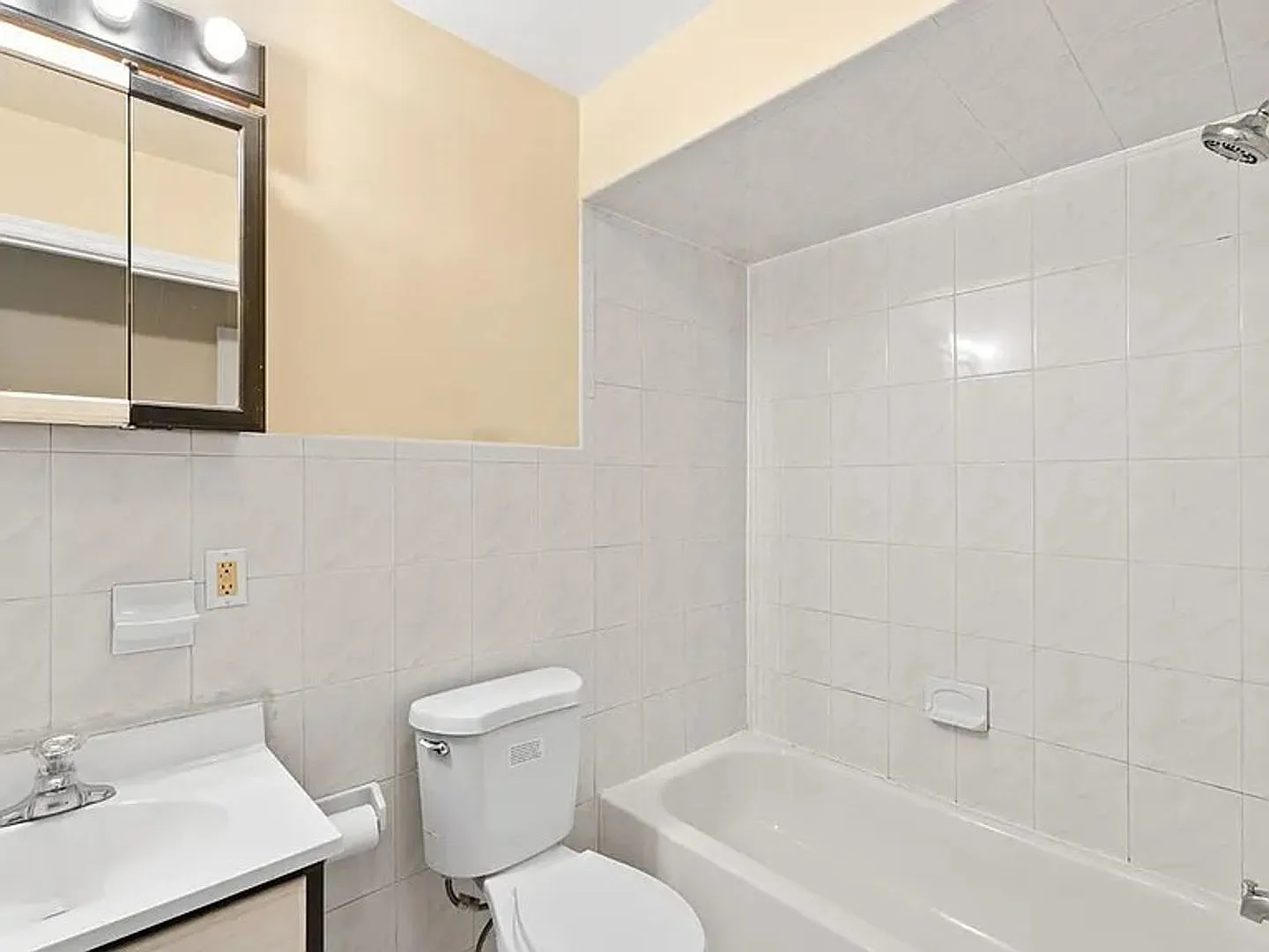 Available now in Woodlawn Ave — Photo 2