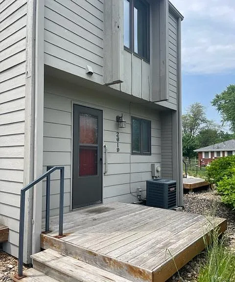 2619 Beverly Dr — Photo 2