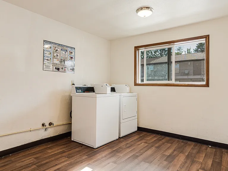 Island Park Apartments — Photo 16